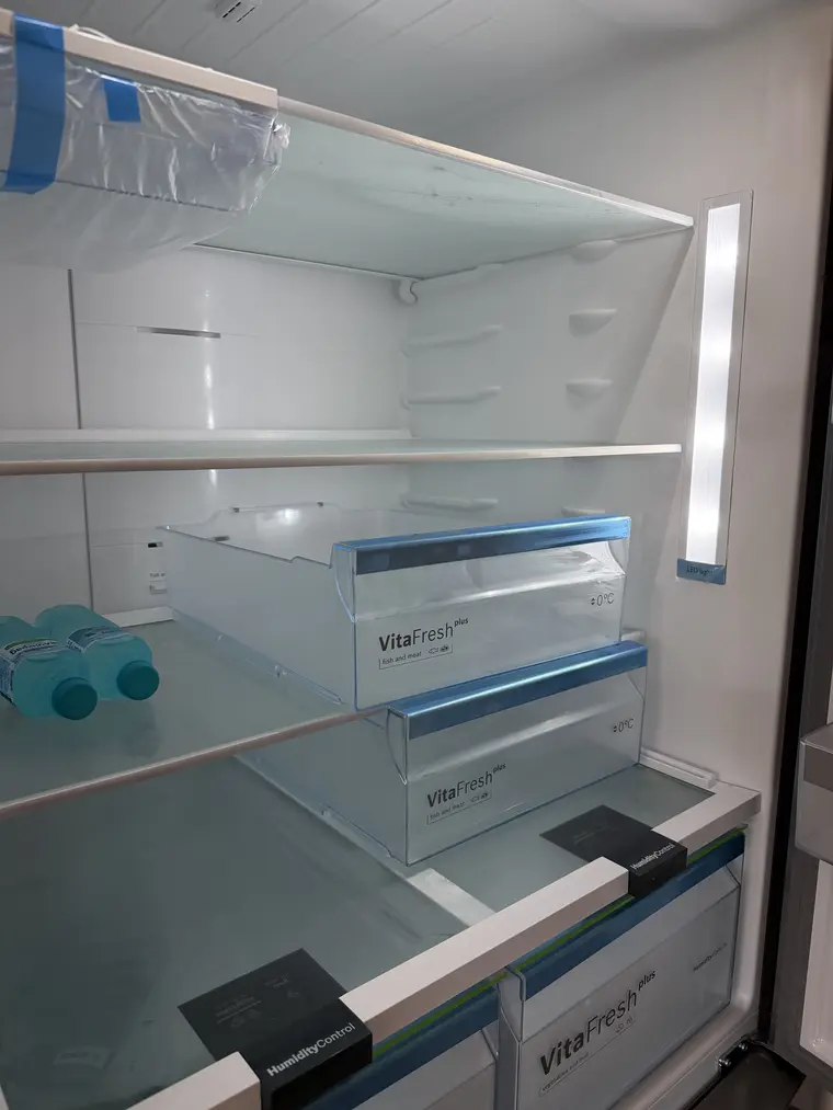 Чекмеджета на хладилника след почистване от HitClean