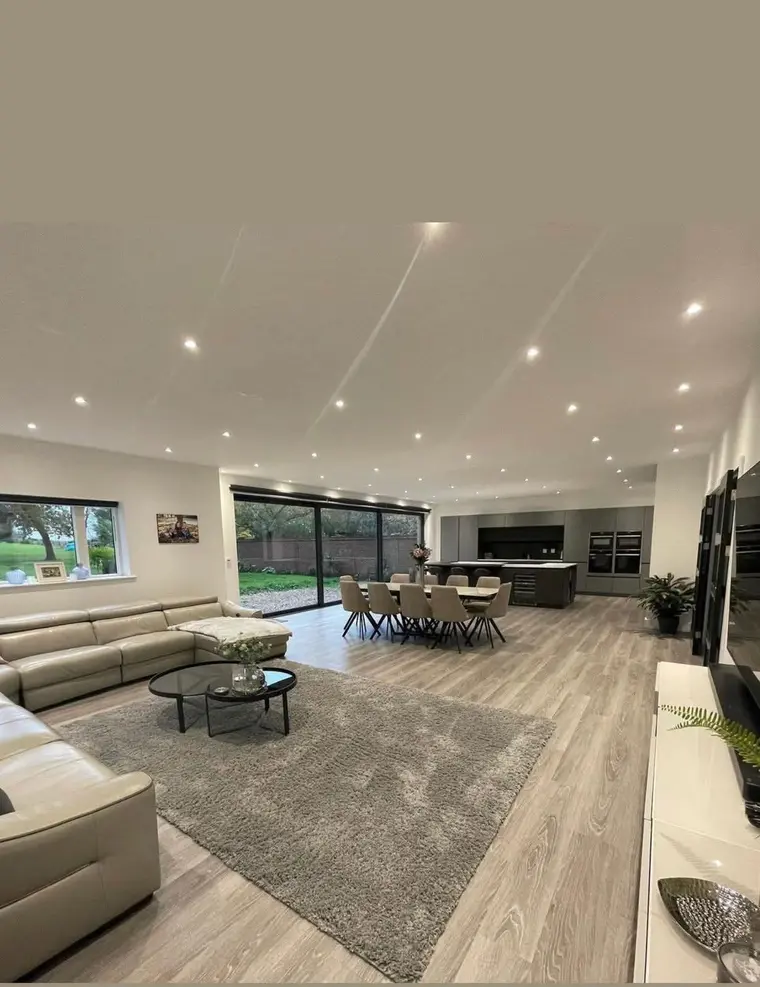 Дневна с отворен план след почистване от HitClean